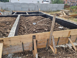 Coffrage, coulée de béton des poutres et compactage du sol et du ballast pour la fondation thumbnail