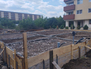 Coffrage, coulée de béton des poutres et compactage du sol et du ballast pour la fondation thumbnail