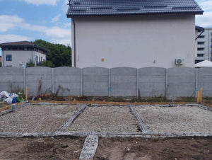 Coffrage, coulée de béton des poutres et compactage du sol et du ballast pour la fondation thumbnail