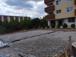 Coffrage, coulée de béton des poutres et compactage du sol et du ballast pour la fondation thumbnail