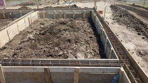 Coffrage des poutres de fondation pour le projet de maison en métal thumbnail