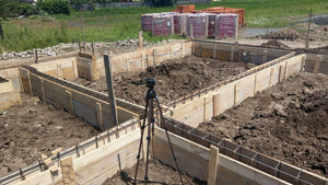 Coffrage des poutres de fondation pour le projet de maison en métal thumbnail