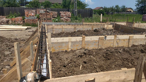 Coffrage des poutres de fondation pour le projet de maison en métal thumbnail