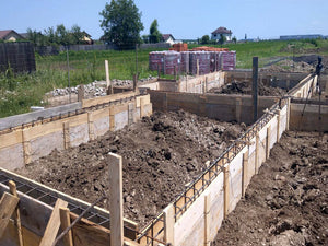Coffrage des poutres de fondation pour le projet de maison en métal thumbnail