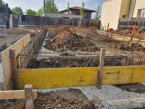 Coffrage des poutres de fondation avec des panneaux Doka pour la maison à structure métallique thumbnail