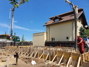 Coffrage des poutres de fondation avec des panneaux Doka pour la maison à structure métallique thumbnail