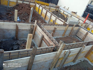 Coffrage des poutres de fondation avec des panneaux Doka pour la maison à structure métallique thumbnail