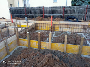 Coffrage des poutres de fondation avec des panneaux Doka pour la maison à structure métallique thumbnail
