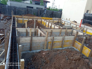Coffrage des poutres de fondation avec des panneaux Doka pour la maison à structure métallique thumbnail