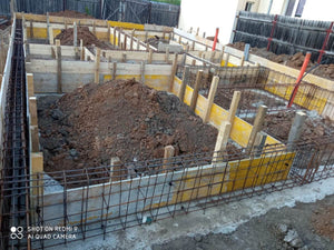 Coffrage des poutres de fondation avec des panneaux Doka pour la maison à structure métallique thumbnail