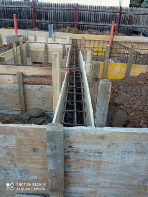 Coffrage des poutres de fondation avec des panneaux Doka pour la maison à structure métallique thumbnail