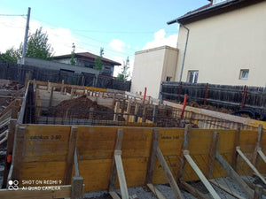 Coffrage des poutres de fondation avec des panneaux Doka pour la maison à structure métallique thumbnail