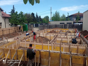 Coffrage des poutres de fondation avec des panneaux Doka pour la maison à structure métallique thumbnail