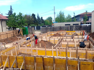 Coffrage des poutres de fondation avec des panneaux Doka pour la maison à structure métallique thumbnail