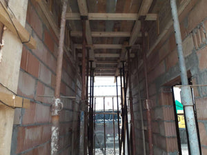 Coffrage de la dalle au-dessus du rez-de-chaussée pour le projet de maison en briques de 386 mètres carrés thumbnail