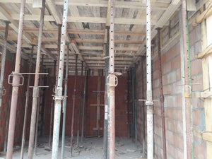 Coffrage de la dalle au-dessus du rez-de-chaussée pour le projet de maison en briques de 386 mètres carrés thumbnail