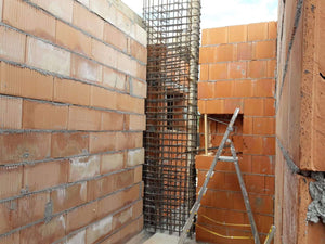 Coffrage de la dalle au-dessus du rez-de-chaussée pour le projet de maison en briques de 386 mètres carrés thumbnail