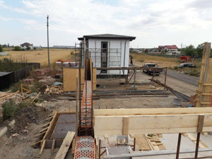 Coffrage de la dalle au-dessus du rez-de-chaussée pour le projet de maison en briques de 386 mètres carrés thumbnail