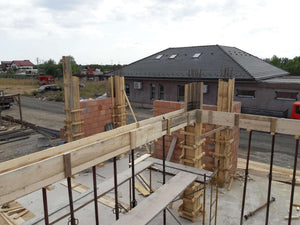 Coffrage de la dalle au-dessus du rez-de-chaussée pour le projet de maison en briques de 386 mètres carrés thumbnail