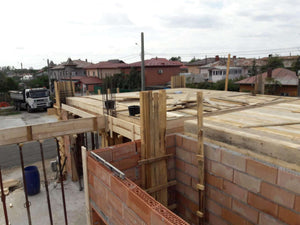 Coffrage de la dalle au-dessus du rez-de-chaussée pour le projet de maison en briques de 386 mètres carrés thumbnail