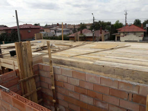 Coffrage de la dalle au-dessus du rez-de-chaussée pour le projet de maison en briques de 386 mètres carrés thumbnail