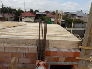 Coffrage de la dalle au-dessus du rez-de-chaussée pour le projet de maison en briques de 386 mètres carrés thumbnail