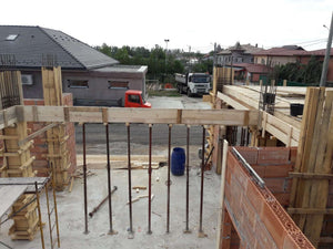 Coffrage de la dalle au-dessus du rez-de-chaussée pour le projet de maison en briques de 386 mètres carrés thumbnail