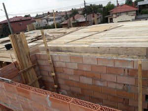 Coffrage de la dalle au-dessus du rez-de-chaussée pour le projet de maison en briques de 386 mètres carrés thumbnail