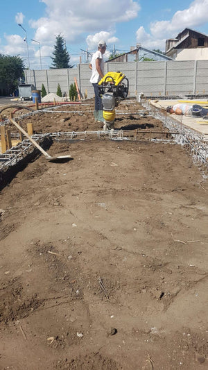 Compactage de l'armature pour la dalle de fondation finale du projet de halle métallique de 240 mètres carrés thumbnail