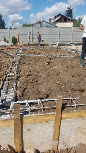 Compactage de l'armature pour la dalle de fondation finale du projet de halle métallique de 240 mètres carrés thumbnail