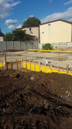 Compactage de l'armature pour la dalle de fondation finale du projet de halle métallique de 240 mètres carrés thumbnail