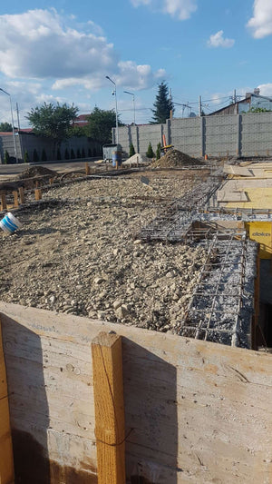 Compactage de l'armature pour la dalle de fondation finale du projet de halle métallique de 240 mètres carrés thumbnail