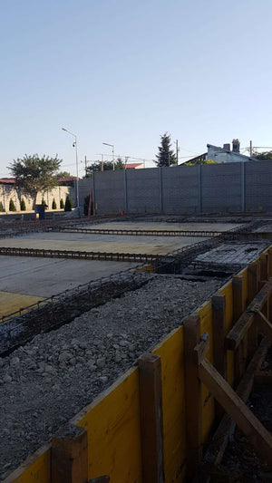 Compactage de l'armature pour la dalle de fondation finale du projet de halle métallique de 240 mètres carrés thumbnail