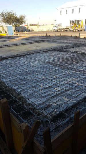 Compactage de l'armature pour la dalle de fondation finale du projet de halle métallique de 240 mètres carrés thumbnail
