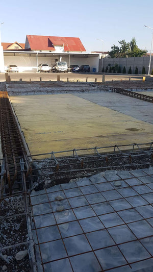 Compactage de l'armature pour la dalle de fondation finale du projet de halle métallique de 240 mètres carrés thumbnail