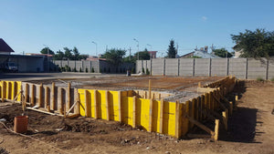 Compactage de l'armature pour la dalle de fondation finale du projet de halle métallique de 240 mètres carrés thumbnail