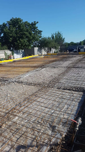 Compactage de l'armature pour la dalle de fondation finale du projet de halle métallique de 240 mètres carrés thumbnail