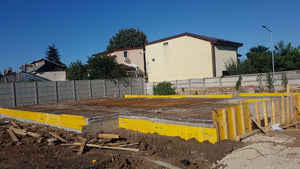 Compactage de l'armature pour la dalle de fondation finale du projet de halle métallique de 240 mètres carrés thumbnail