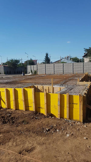 Compactage de l'armature pour la dalle de fondation finale du projet de halle métallique de 240 mètres carrés thumbnail