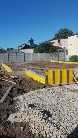 Compactage de l'armature pour la dalle de fondation finale du projet de halle métallique de 240 mètres carrés thumbnail