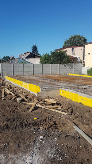 Compactage de l'armature pour la dalle de fondation finale du projet de halle métallique de 240 mètres carrés thumbnail