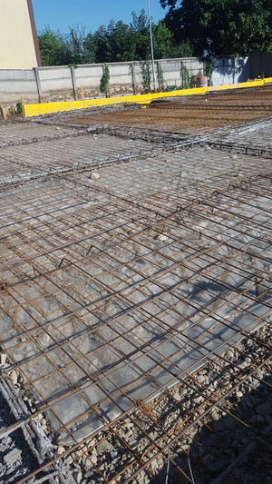 Compactage de l'armature pour la dalle de fondation finale du projet de halle métallique de 240 mètres carrés thumbnail