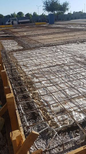 Compactage de l'armature pour la dalle de fondation finale du projet de halle métallique de 240 mètres carrés thumbnail