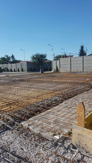 Compactage de l'armature pour la dalle de fondation finale du projet de halle métallique de 240 mètres carrés thumbnail