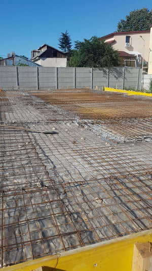Compactage de l'armature pour la dalle de fondation finale du projet de halle métallique de 240 mètres carrés thumbnail