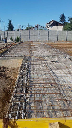 Compactage de l'armature pour la dalle de fondation finale du projet de halle métallique de 240 mètres carrés thumbnail
