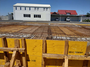 Compactage de l'armature pour la dalle de fondation finale du projet de halle métallique de 240 mètres carrés thumbnail