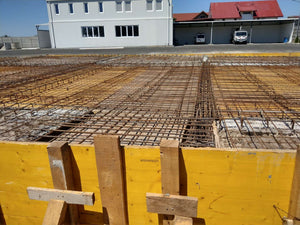 Compactage de l'armature pour la dalle de fondation finale du projet de halle métallique de 240 mètres carrés thumbnail