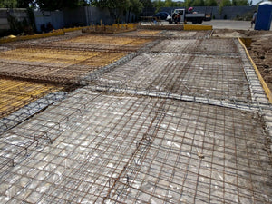 Compactage de l'armature pour la dalle de fondation finale du projet de halle métallique de 240 mètres carrés thumbnail
