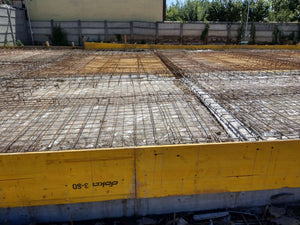 Compactage de l'armature pour la dalle de fondation finale du projet de halle métallique de 240 mètres carrés thumbnail